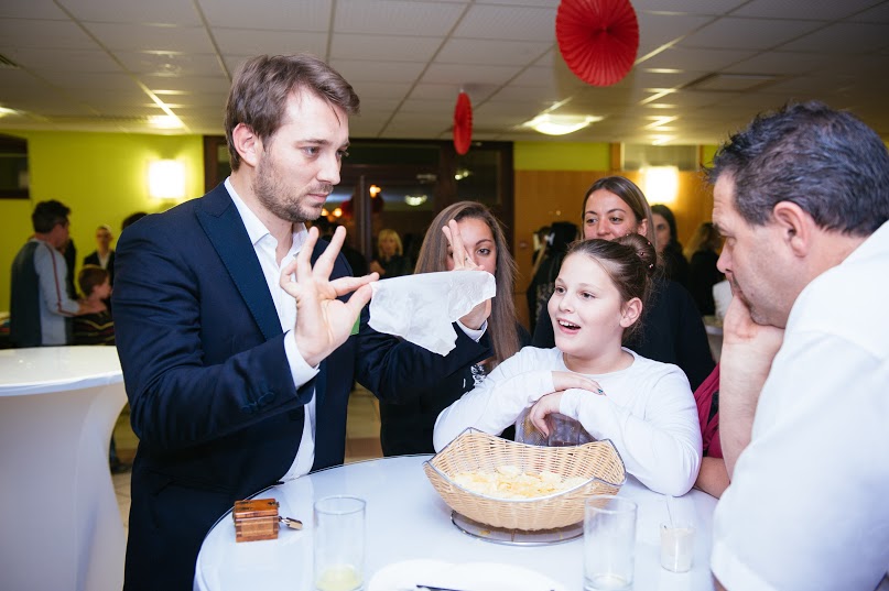 Hervé Troccaz, mentaliste en Suisse Romande, anime un cocktail d'entreprise