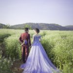 Mariés dans un champ