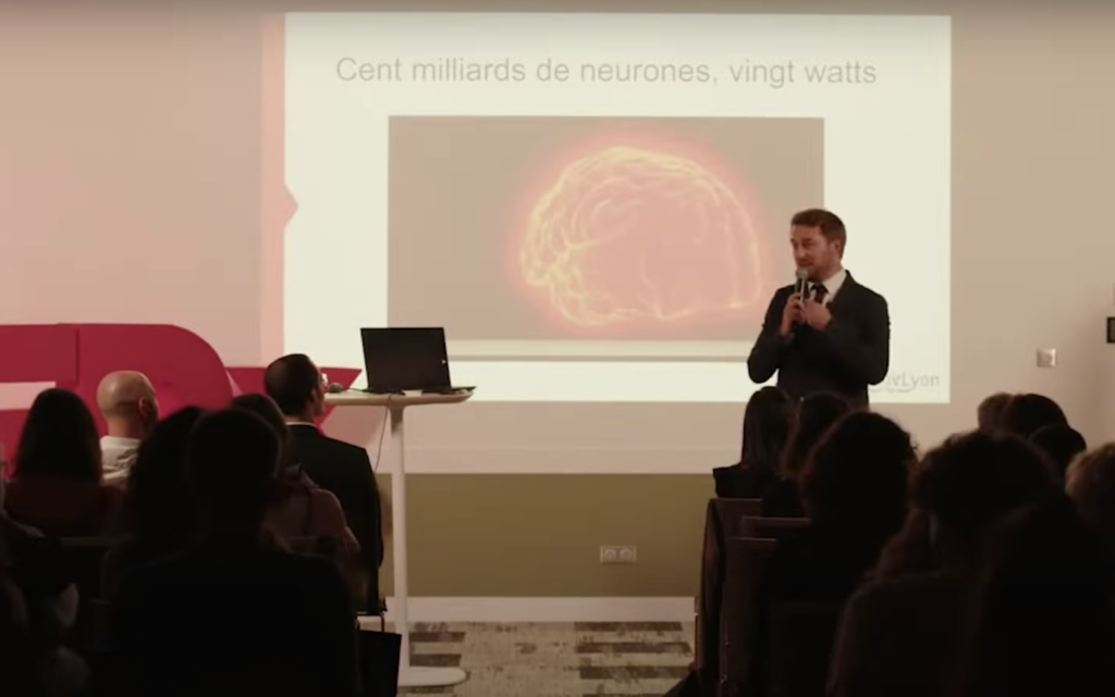 Conférencier magicien à Genève, spécialiste de la mémoire et des failles cognitives