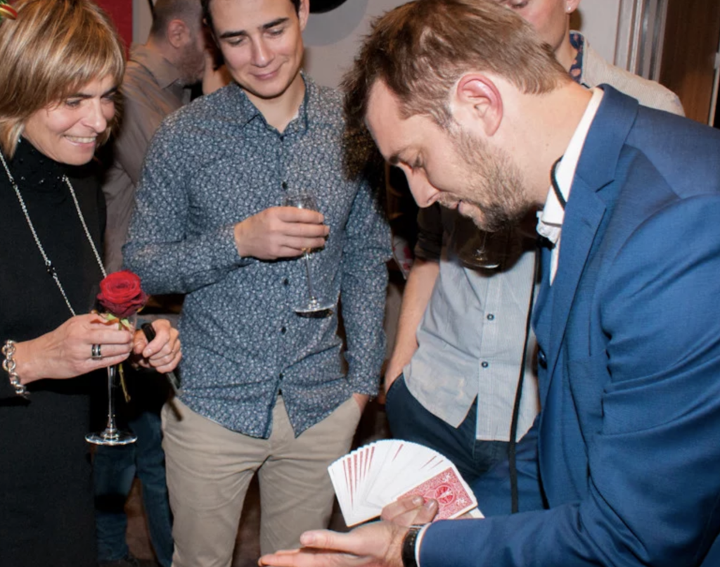 Le magicien genevois Hervé Troccaz anime une soirée d'entreprise en Suisse