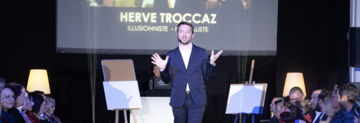 Le mentaliste genevois Hervé Troccaz lors d'un spectacle en entreprise