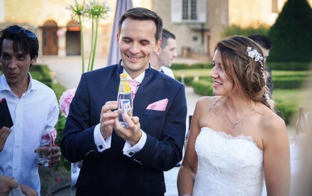 Hervé Troccaz réalise un tour de magie lors d'un mariage à Genève